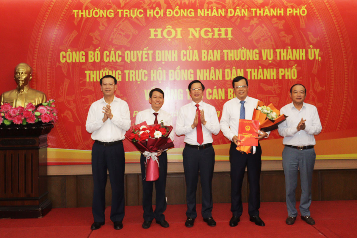 Lãnh đạo HĐND thành phố, Đoàn đại biểu Quốc hội thành phố Hải Phòng chúc mừng các nhân sự được điều động, bổ nhiệm. Ảnh: Cổng thông tin Hải Phòng Lãnh đạo HĐND thành phố, Đoàn đại biểu Quốc hội thành phố Hải Phòng chúc mừng các nhân sự được điều động, bổ nhiệm. Ảnh: Cổng thông tin Hải Phòng