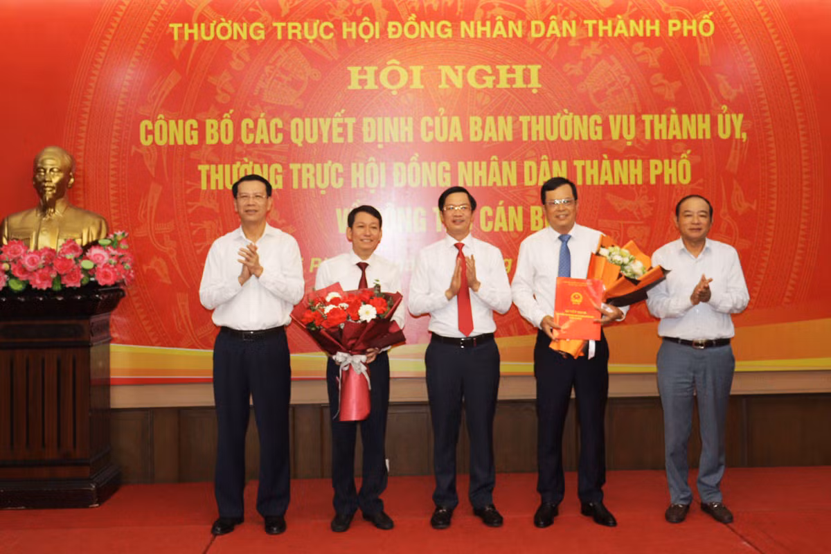 Lãnh đạo HĐND thành phố, Đoàn đại biểu Quốc hội thành phố Hải Phòng chúc mừng các nhân sự được điều động, bổ nhiệm. Ảnh: Cổng thông tin Hải Phòng