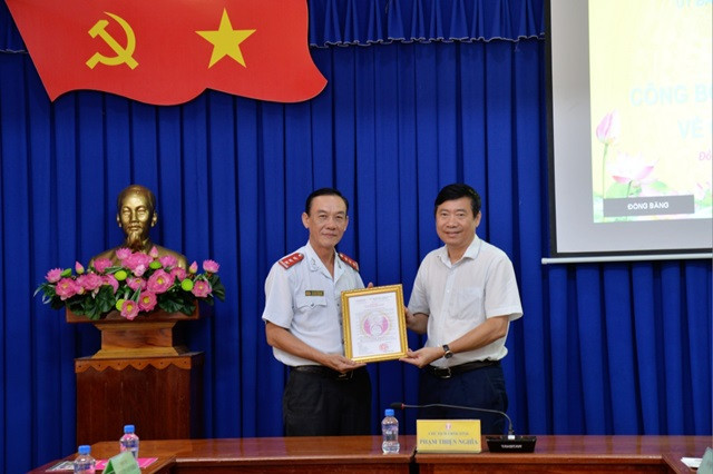 Chủ tịch UBND tỉnh Đồng Tháp Phạm Thiện Nghĩa trao quyết định bổ nhiệm Chánh Thanh tra tỉnh cho ông Nguyễn Văn Nghĩa.