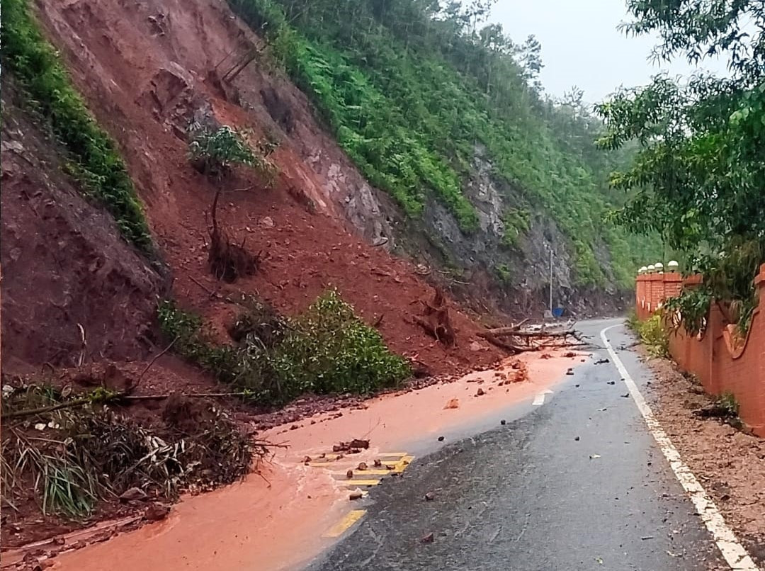 Xuất hiện điểm sạt lở trên tuyến ĐT609. Ảnh: Báo Quảng Nam Xuất hiện điểm sạt lở trên tuyến ĐT609. Ảnh: Báo Quảng Nam