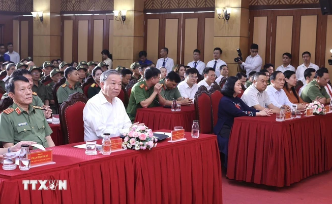 Chủ tịch nước Tô Lâm và các đại biểu tham dự Ngày hội toàn dân bảo vệ an ninh Tổ quốc năm 2024 tại phường Cửa Đông, quận Hoàn Kiếm, Hà Nội. (Ảnh: Lâm Khánh/TTXVN)