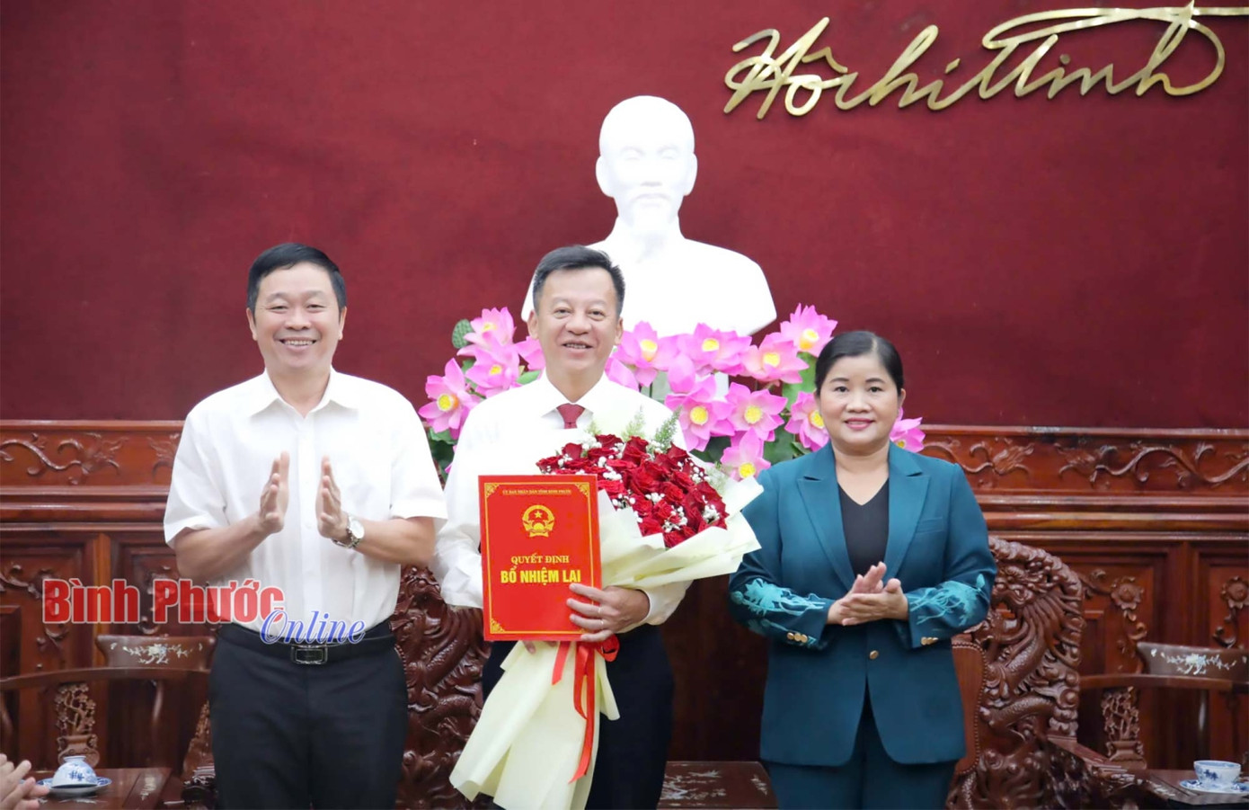 Chủ tịch UBND tỉnh Bình Phước Trần Tuệ Hiền trao quyết định bổ nhiệm lại ông Lý Thanh Tâm giữ chức vụ Giám đốc Sở Giáo dục và Đào tạo. Ảnh: Báo Bình Phước Chủ tịch UBND tỉnh Bình Phước Trần Tuệ Hiền trao quyết định bổ nhiệm lại ông Lý Thanh Tâm giữ chức vụ Giám đốc Sở Giáo dục và Đào tạo. Ảnh: Báo Bình Phước