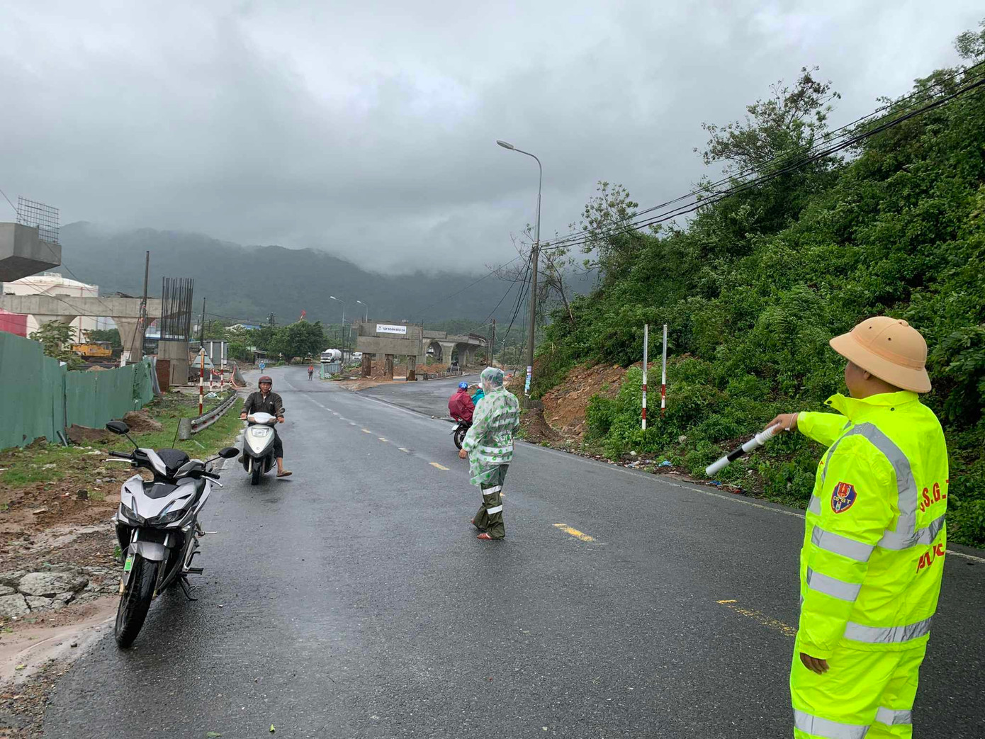 Bão số 6 suy yếu thành áp thấp nhiệt đới, mưa lớn ở nhiều nơi miền Trung ảnh 12 Bão số 6 suy yếu thành áp thấp nhiệt đới, mưa lớn ở nhiều nơi miền Trung ảnh 12