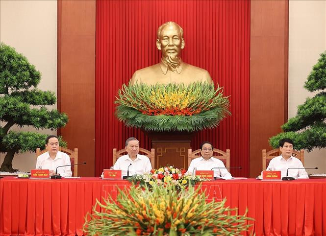 Tổng Bí thư, Chủ tịch nước Tô Lâm, Thủ tướng Phạm Minh Chính, Chủ tịch Quốc hội Trần Thanh Mẫn và Thường trực Ban Bí thư Lương Cường chủ trì buổi gặp mặt.