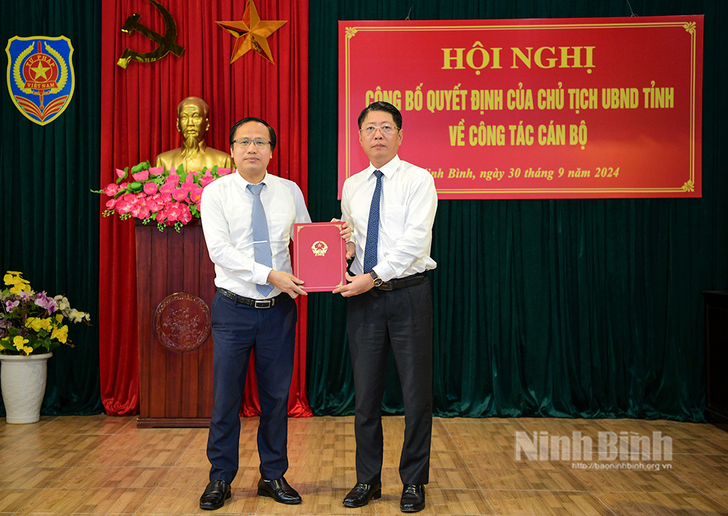 Ông Trần Song Tùng, Ủy viên Ban Thường vụ Tỉnh ủy, Phó Chủ tịch UBND tỉnh Ninh Bình trao Quyết định, chúc mừng ông Nguyễn Văn Việt. Ảnh: Báo Ninh Bình