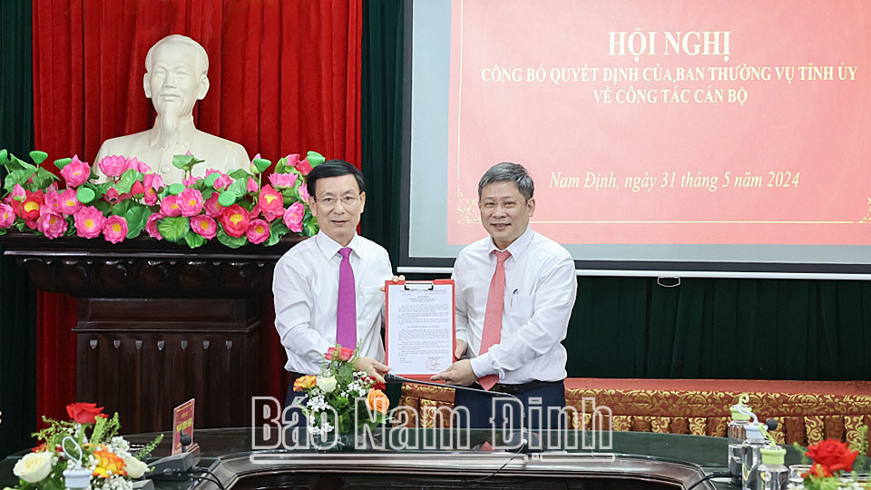 Chủ tịch UBND tỉnh Nam Định Phạm Đình Nghị trao quyết định cho ông Phạm Minh Tuấn, tân Phó Trưởng Ban Tổ chức Tỉnh ủy. Ảnh: Báo Nam Định.