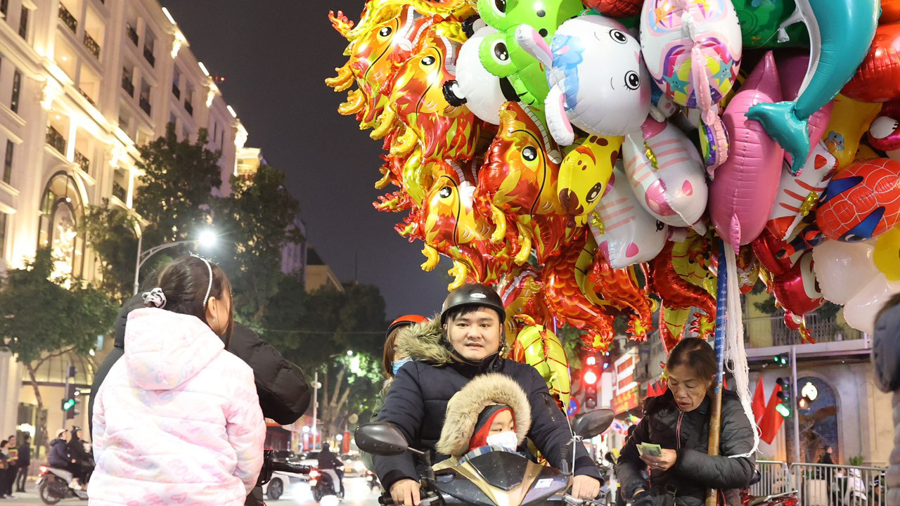 Từ tối ngày 9/2 (tức 30 Tết), nhiều người dân đã đổ về khu vực hồ Gươm (quận Hoàn Kiếm, TP Hà Nội) để xem bắn pháo hoa tầm cao, chào đón năm mới Giáp Thìn 2024. Ảnh: Trọng Tài Từ tối ngày 9/2 (tức 30 Tết), nhiều người dân đã đổ về khu vực hồ Gươm (quận Hoàn Kiếm, TP Hà Nội) để xem bắn pháo hoa tầm cao, chào đón năm mới Giáp Thìn 2024. Ảnh: Trọng Tài