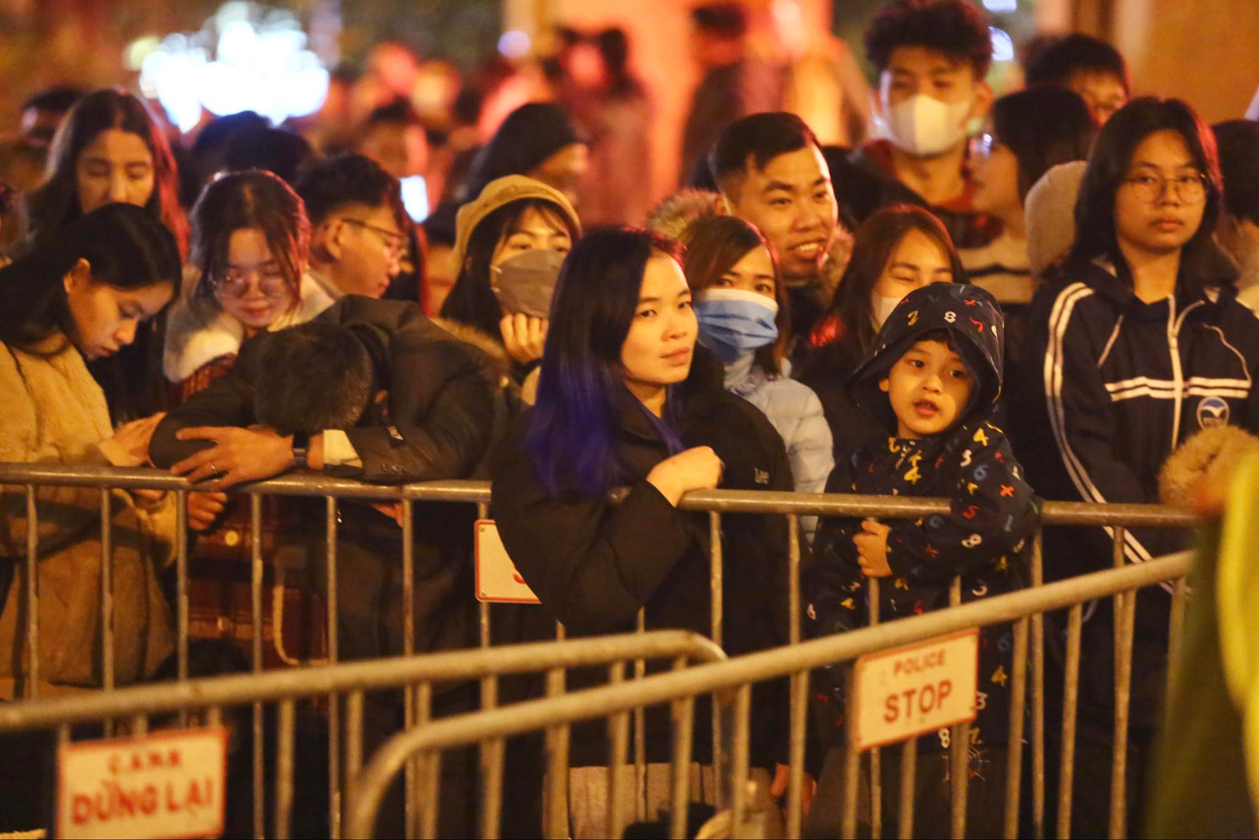 Màn trình diễn ánh sáng nghệ thuật bằng 2.024 thiết bị bay không người lái (drone) diễn ra vào trước thời khắc giao thừa Tết Nguyên đán Giáp Thìn 2024, trong sự chờ đợi của nhiều người. Màn trình diễn ánh sáng nghệ thuật bằng 2.024 thiết bị bay không người lái (drone) diễn ra vào trước thời khắc giao thừa Tết Nguyên đán Giáp Thìn 2024, trong sự chờ đợi của nhiều người.