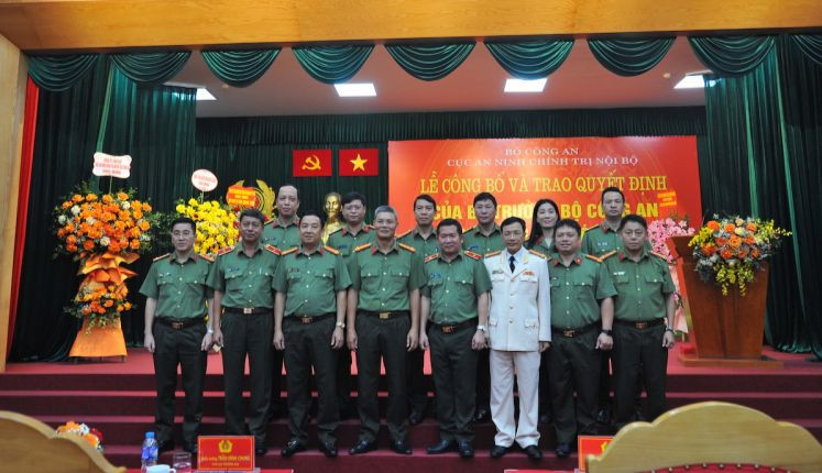 Các đại biểu dự buổi lễ.