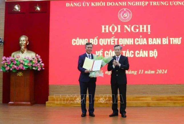Phó Trưởng Ban Tổ chức Trung ương Nguyễn Quang Dương chúc mừng tân Phó Bí thư Đảng ủy Khối Doanh nghiệp Trung ương Trần Thắng. Ảnh: TTXVN. Phó Trưởng Ban Tổ chức Trung ương Nguyễn Quang Dương chúc mừng tân Phó Bí thư Đảng ủy Khối Doanh nghiệp Trung ương Trần Thắng. Ảnh: TTXVN.
