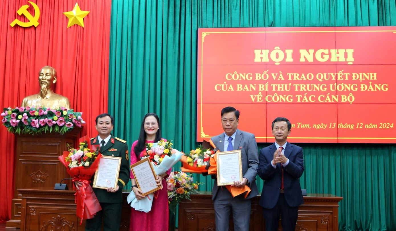 Bí thư Tỉnh ủy Dương Văn Trang chúc mừng các đồng chí đã được Ban Bí thư Trung ương Đảng chỉ định tham gia Ban Chấp hành Đảng bộ tỉnh Kon Tum nhiệm kỳ 2020-2025. Bí thư Tỉnh ủy Dương Văn Trang chúc mừng các đồng chí đã được Ban Bí thư Trung ương Đảng chỉ định tham gia Ban Chấp hành Đảng bộ tỉnh Kon Tum nhiệm kỳ 2020-2025.