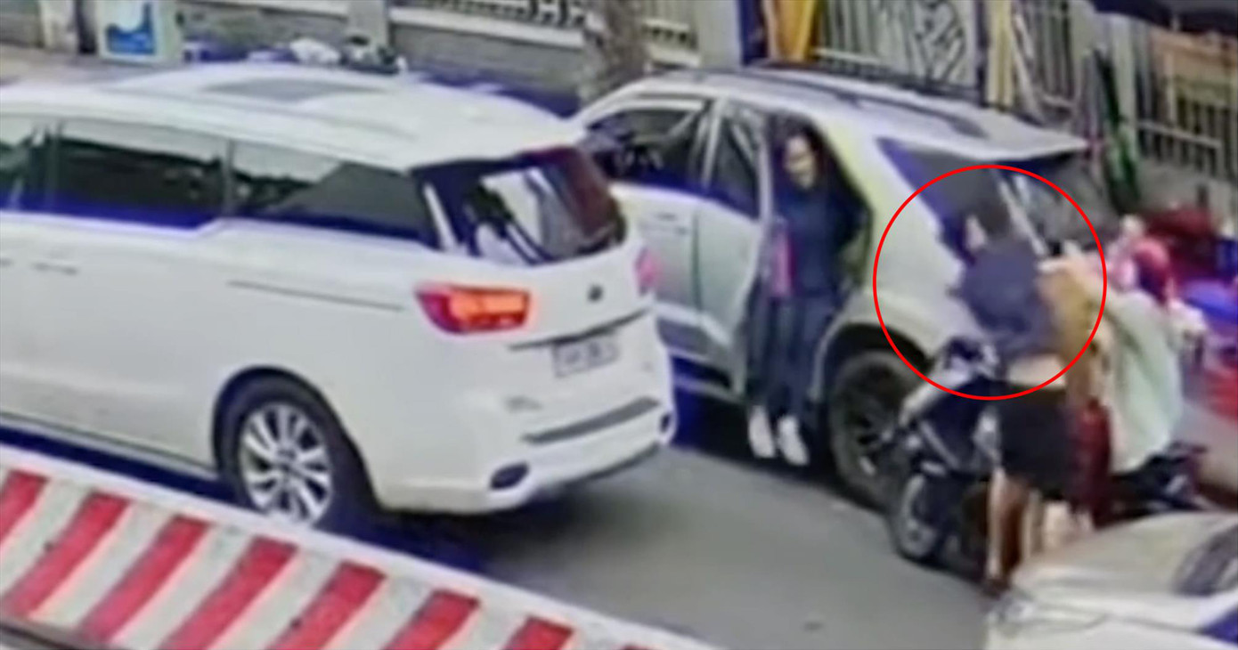 Camera ghi lại cảnh nam tài xế (khoanh tròn đỏ) đánh tới tấp người đàn ông. Ảnh cắt từ clip