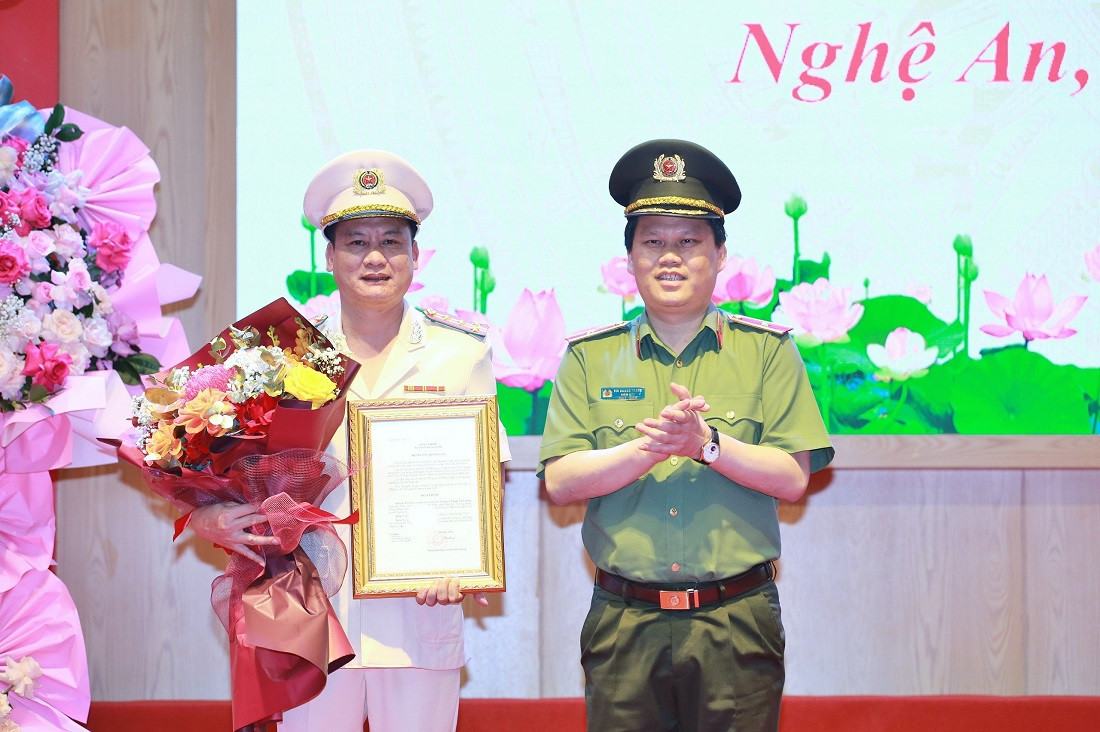 Thiếu tướng Bùi Quang Thanh, Giám đốc Công an tỉnh Nghệ An trao các Quyết định của Bộ trưởng Bộ Công an cho đồng chí Phạm Vũ Cường