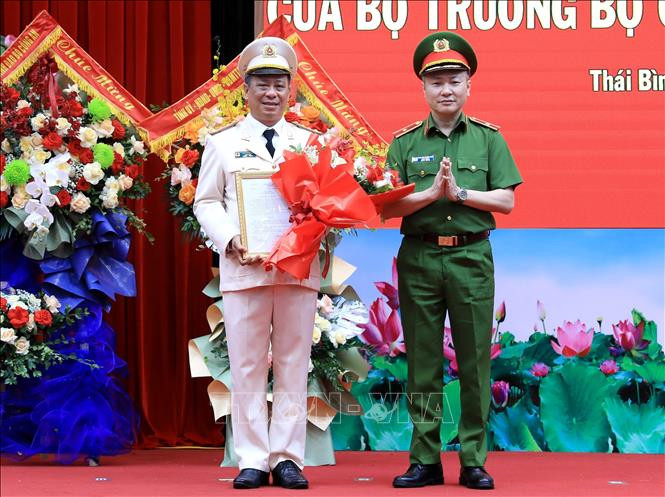 Thứ trưởng Bộ Công an Nguyễn Ngọc Lâm trao quyết định của Bộ trưởng Bộ Công an cho Đại tá Trần Xuân Ánh. Ảnh: TTXVN Thứ trưởng Bộ Công an Nguyễn Ngọc Lâm trao quyết định của Bộ trưởng Bộ Công an cho Đại tá Trần Xuân Ánh. Ảnh: TTXVN