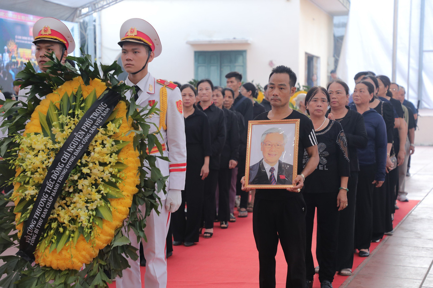 Người dân đến viếng Tổng Bí thư Nguyễn Phú Trọng tại quê nhà Lại Đà vào sáng nay (26/7).