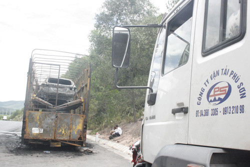 Rơ moóc của Công ty Vận tải Phú Sơn bị cháy