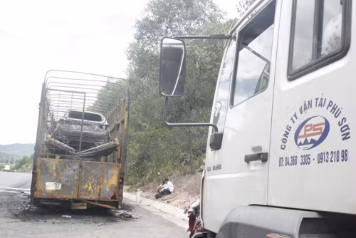 Rơ moóc của Công ty Vận tải Phú Sơn bị cháy