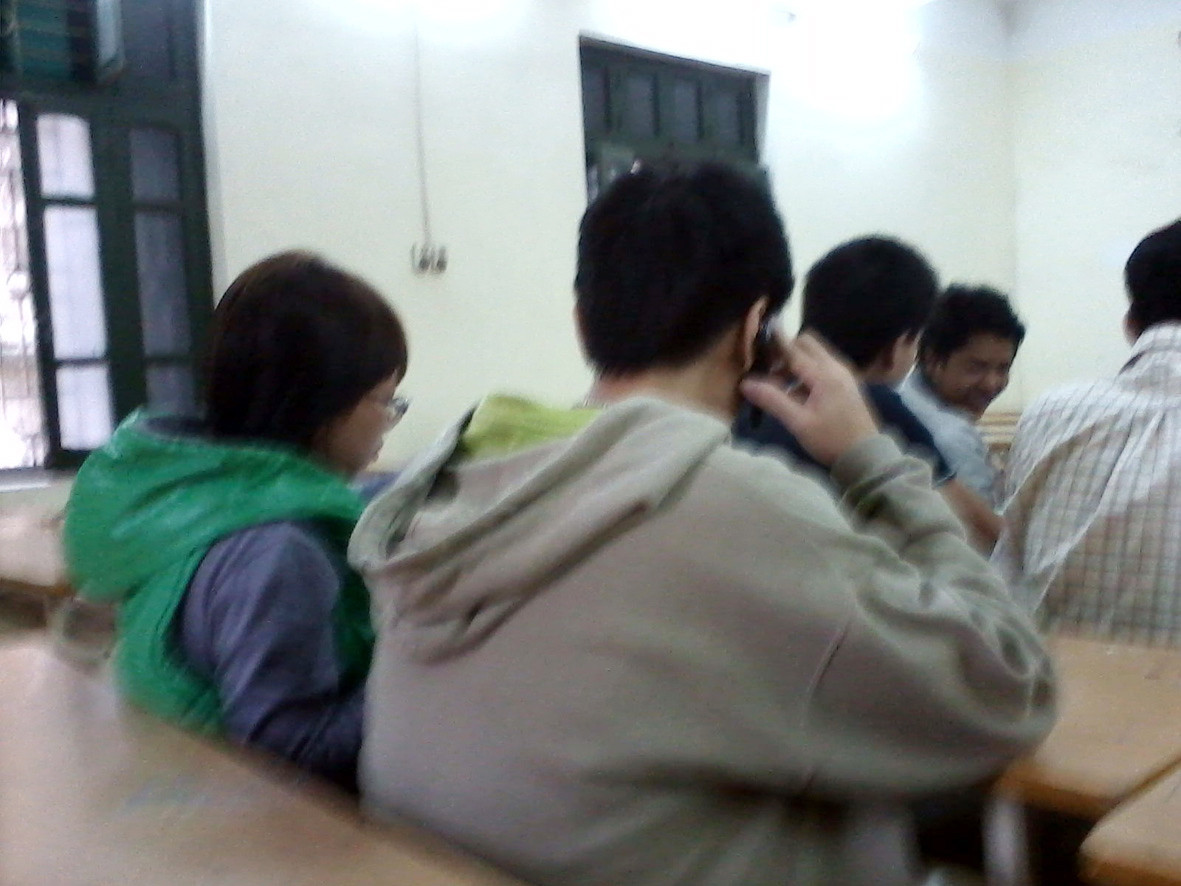 Sử dụng điện thoại trong giờ. Ảnh: Trường Phong. Sử dụng điện thoại trong giờ. Ảnh: Trường Phong