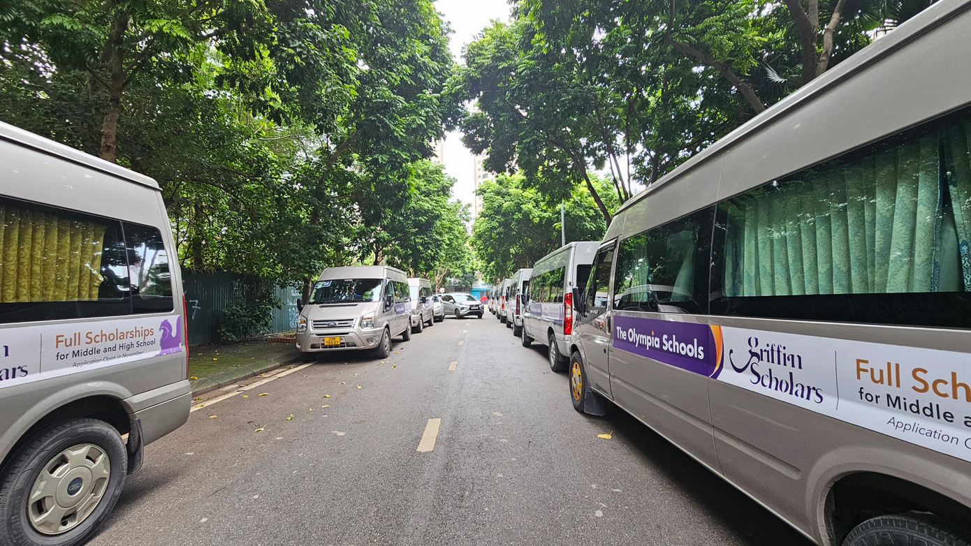 Do thiếu bãi trông giữ xe nên xe ô tô đỗ kín dưới đường nội khu khiến KĐT mới Trung Văn trông nhếch nhác, tiềm ẩn nhiều nguy cơ mất an toàn. Do thiếu bãi trông giữ xe nên xe ô tô đỗ kín dưới đường nội khu khiến KĐT mới Trung Văn trông nhếch nhác, tiềm ẩn nhiều nguy cơ mất an toàn.