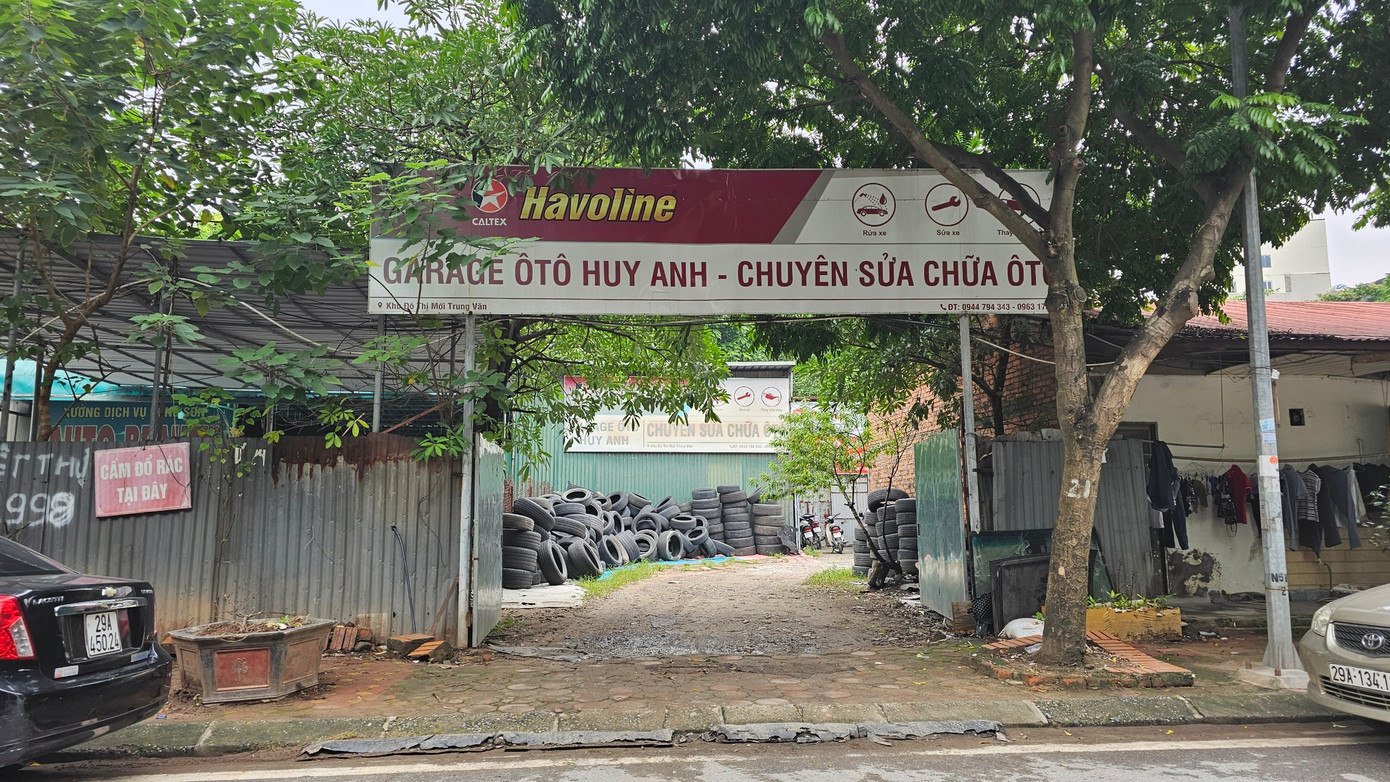 Nhà xưởng, gara ô tô nằm trên khu đất bãi xe. Nhà xưởng, gara ô tô nằm trên khu đất bãi xe.