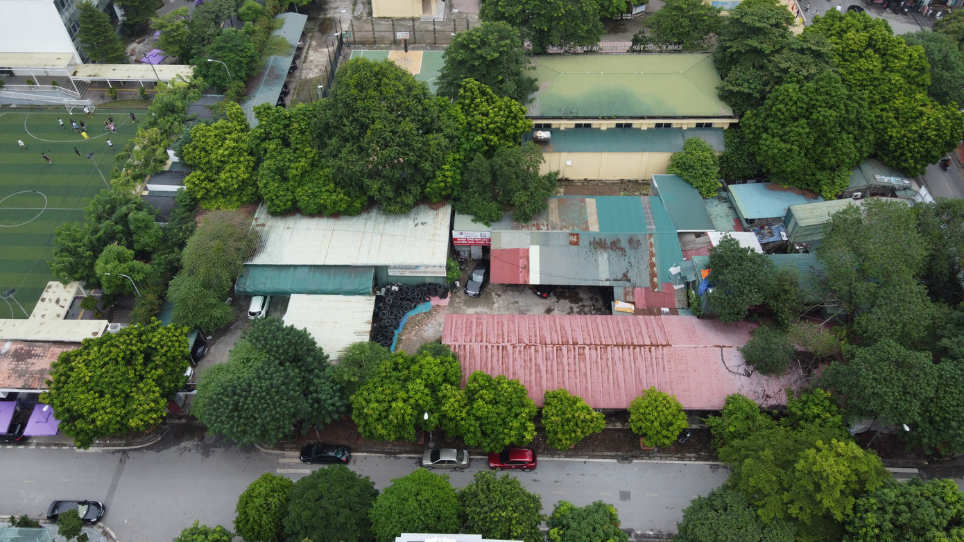 Ô đất bãi đỗ xe tại KĐT Trung Văn cũng chưa triển khai, hiện biến tướng thành dãy nhà cấp cấp, nhà xưởng, gara ô tô. Ô đất bãi đỗ xe tại KĐT Trung Văn cũng chưa triển khai, hiện biến tướng thành dãy nhà cấp cấp, nhà xưởng, gara ô tô.