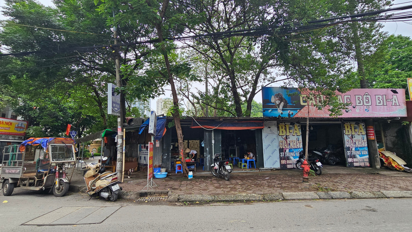 Gần 1.000m2 đất thuộc dự án KĐT mới Trung Văn chưa GPMB xong. Trong ảnh: Một số hộ dân lấn chiếm đất quy hoạch dự án xây dựng lều quán. Gần 1.000m2 đất thuộc dự án KĐT mới Trung Văn chưa GPMB xong. Trong ảnh: Một số hộ dân lấn chiếm đất quy hoạch dự án xây dựng lều quán.