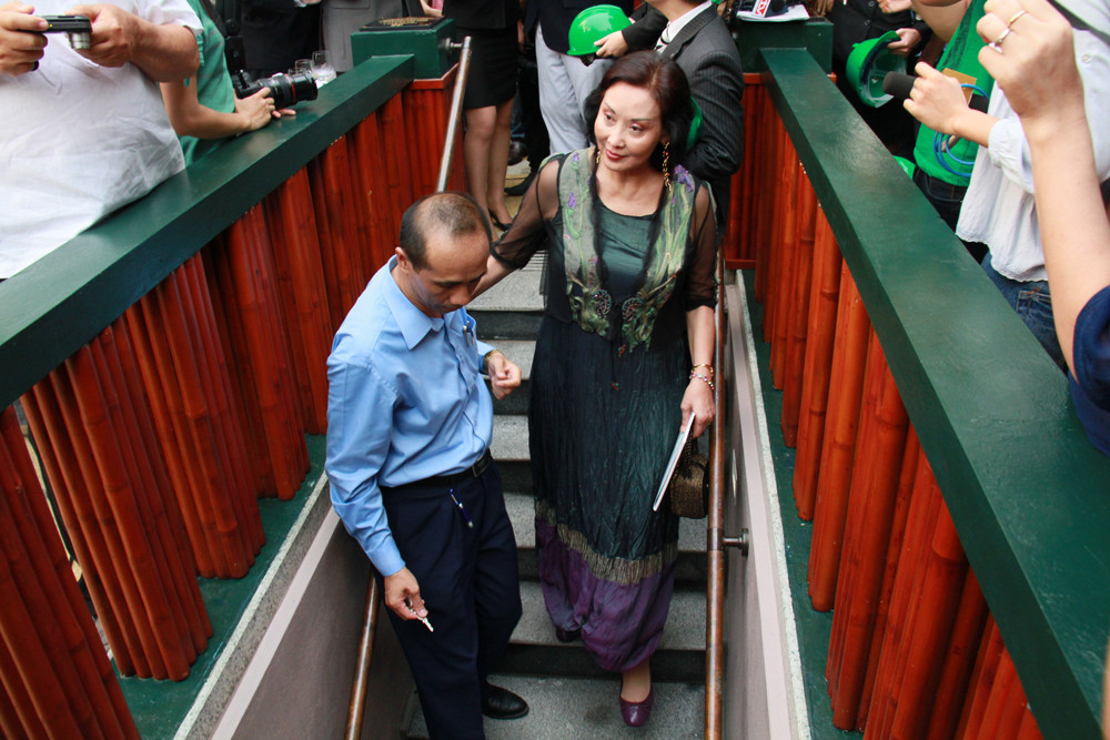 ...và thăm lại nơi bà từng trú ẩn năm 1968