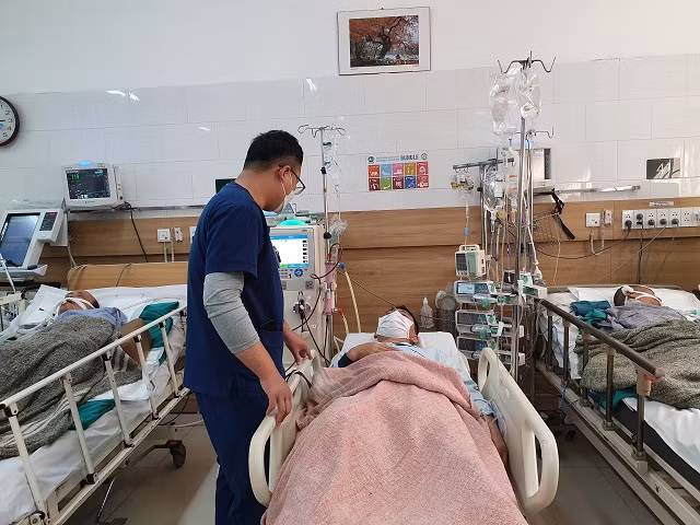 Bệnh nhân ngộ độc rượu do uống cồn y tế đang điều trị tại Trung tâm Chống độc Bạch Mai - Ảnh: Bệnh viện cung cấp