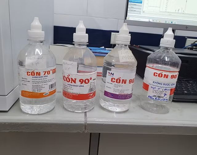 Những chai cồn do các nạn nhân mua về uống thay rượu. Ảnh: Bệnh viện cung cấp