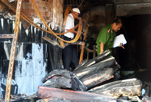 Căn nhà được thiết kế khép kín, tầng trệt có phòng ngủ của vợ ông Bê và chứa rất nhiều cuộn vỏ bọc yên xe, mút chất thành đồng, lối ra vào chỉ khoảng một mét; tầng 2 có 3 phòng khác. Từ tầng trệt lên tầng hai là cầu thang sắt nhỏ hẹp