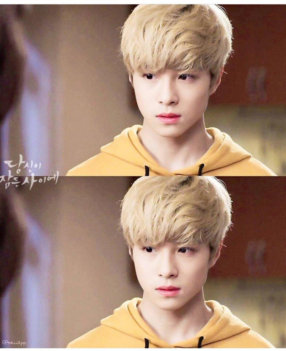 Mái tóc bạch kim của Nam Da Reum trong Khi Nàng Say Giấc là dấu mốc nổi loạn mới của anh chàng trong “gia tài nhân vật” của mình - Ảnh: Twitter Okullpp.