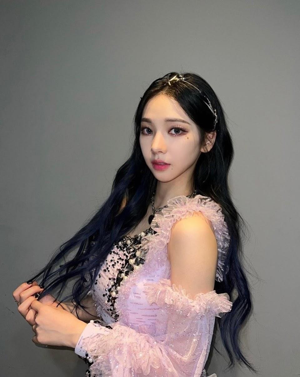 Màu tóc xanh đen của Karina được người hâm mộ luôn "réo gọi" như một huyền thoại trong sự nghiệp thần tượng của cô nàng.