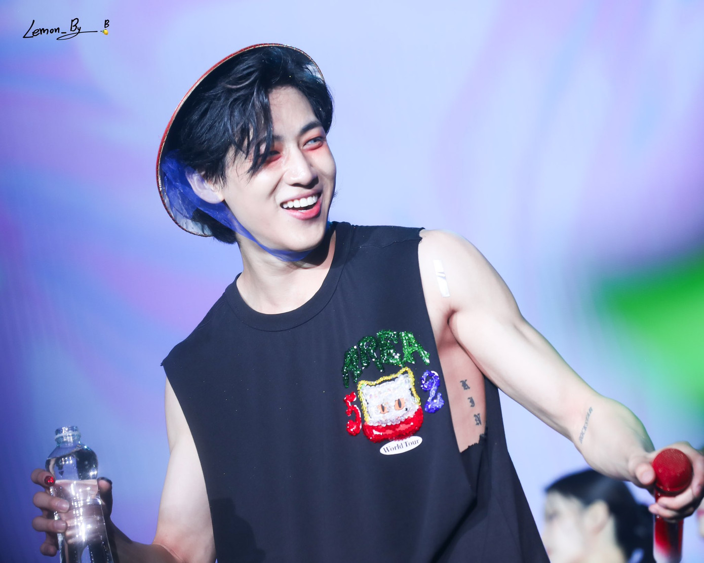 Không thể thiếu màn đội nón lá - &quot;đặc sản&quot; của bất kỳ idol K-Pop nào khi biểu diễn tại Việt Nam. Nguồn: Twitter @lemon_yb