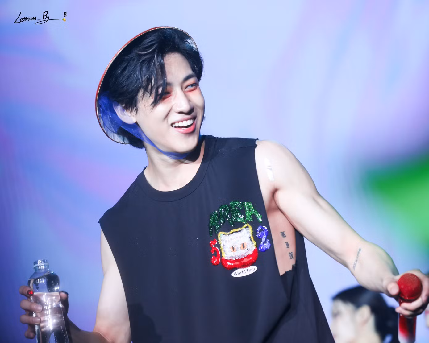 Không thể thiếu màn đội nón lá - "đặc sản" của bất kỳ idol K-Pop nào khi biểu diễn tại Việt Nam. Nguồn: Twitter @lemon_yb Không thể thiếu màn đội nón lá - "đặc sản" của bất kỳ idol K-Pop nào khi biểu diễn tại Việt Nam. Nguồn: Twitter @lemon_yb