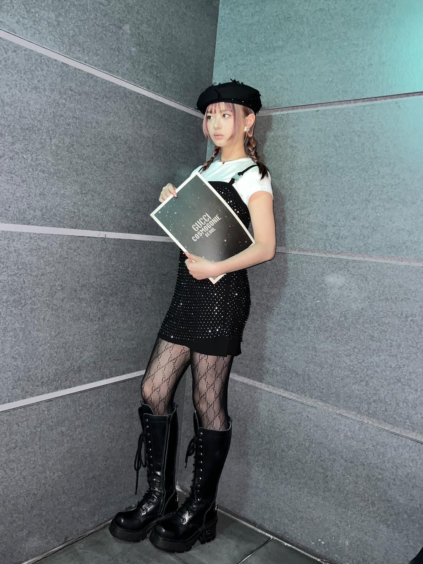 Hanni tham gia sự kiện Love Your W vào tối 28/10 của tạp chí W Korea cũng diện nguyên cây Gucci.