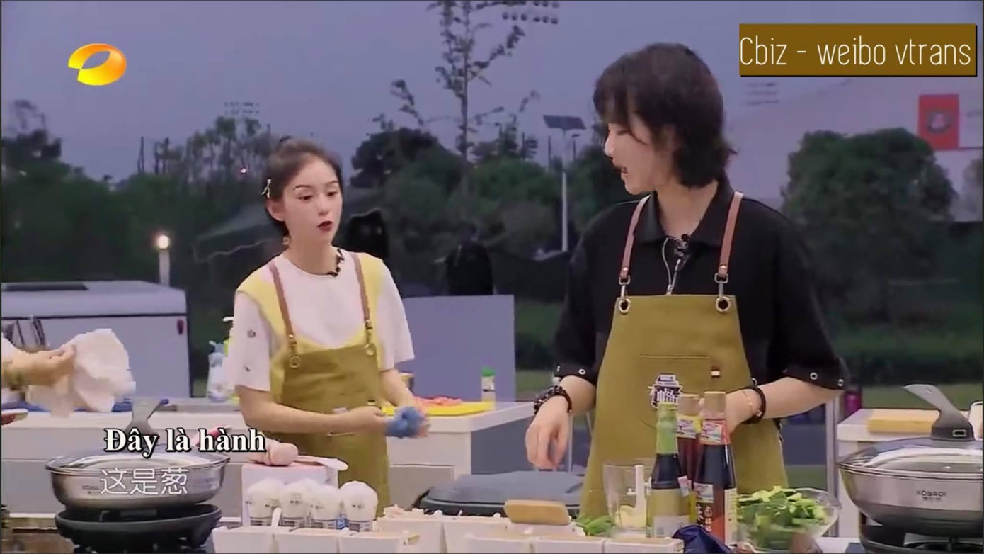 Vẻ mặt “cạn lời” của Châu Dã khi giúp Diêu An Na phân biệt hẹ và hành. Vẻ mặt “cạn lời” của Châu Dã khi giúp Diêu An Na phân biệt hẹ và hành.