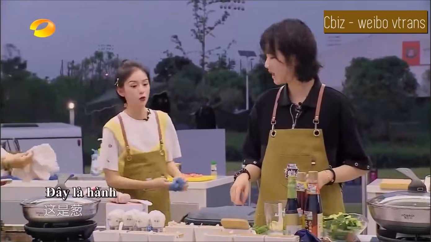 Vẻ mặt “cạn lời” của Châu Dã khi giúp Diêu An Na phân biệt hẹ và hành.