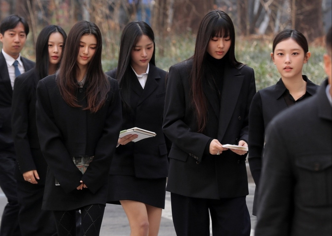 Những hình ảnh 5 thành viên NewJeans tham dự phiên điều trần đã gây "sóng gió" toàn cõi mạng vừa qua. Những hình ảnh 5 thành viên NewJeans tham dự phiên điều trần đã gây "sóng gió" toàn cõi mạng vừa qua.