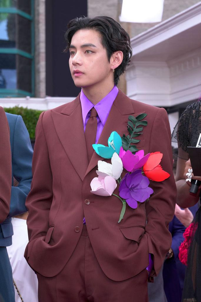 Vẻ phong trần của V tại Grammys 2022 khiến fan "phát sốt". Vẻ phong trần của V tại Grammys 2022 khiến fan "phát sốt".