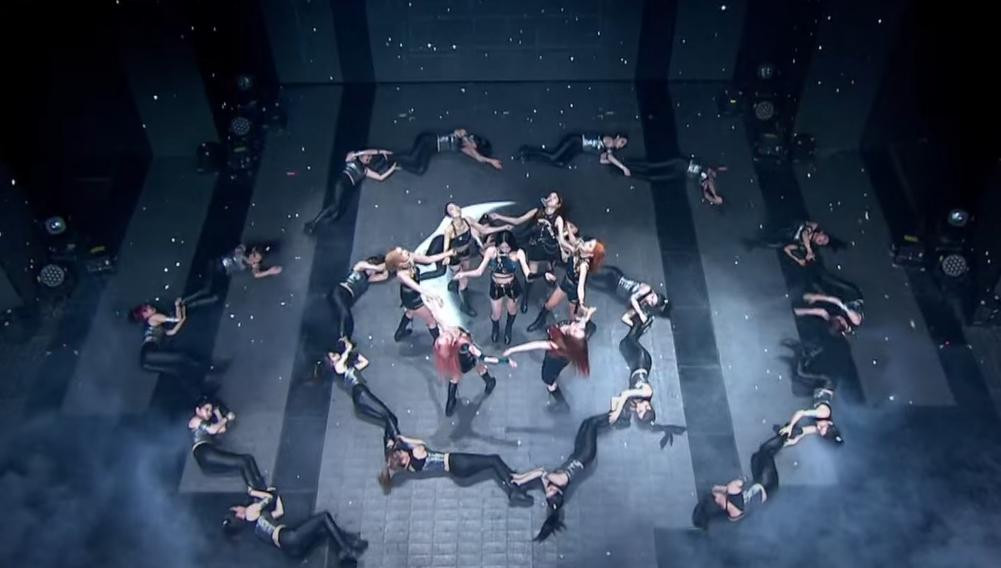 Nhóm nữ luôn được gây chú ý bởi sự vận dụng linh hoạt các hiệu ứng sân khấu ấn tượng.