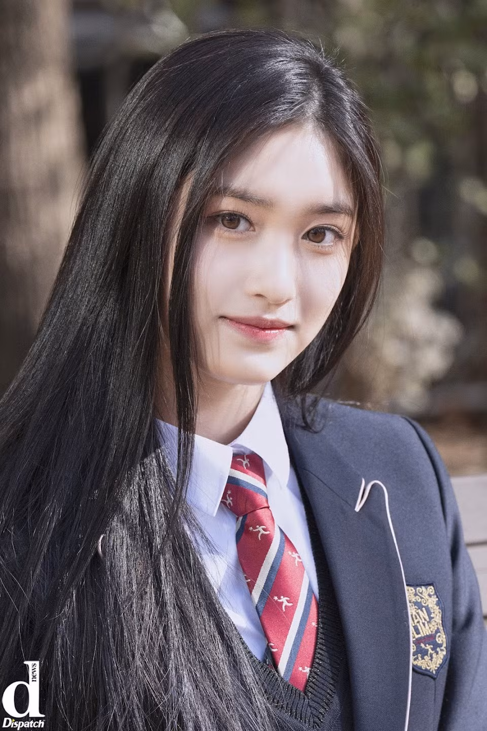 Nhiều fan cảm thấy đau lòng và lo lắng cho sức khỏe của Leeseo khi nữ idol vẫn cố gắng đến trường dù đang trong thời gian quảng bá âm nhạc bận rộn.