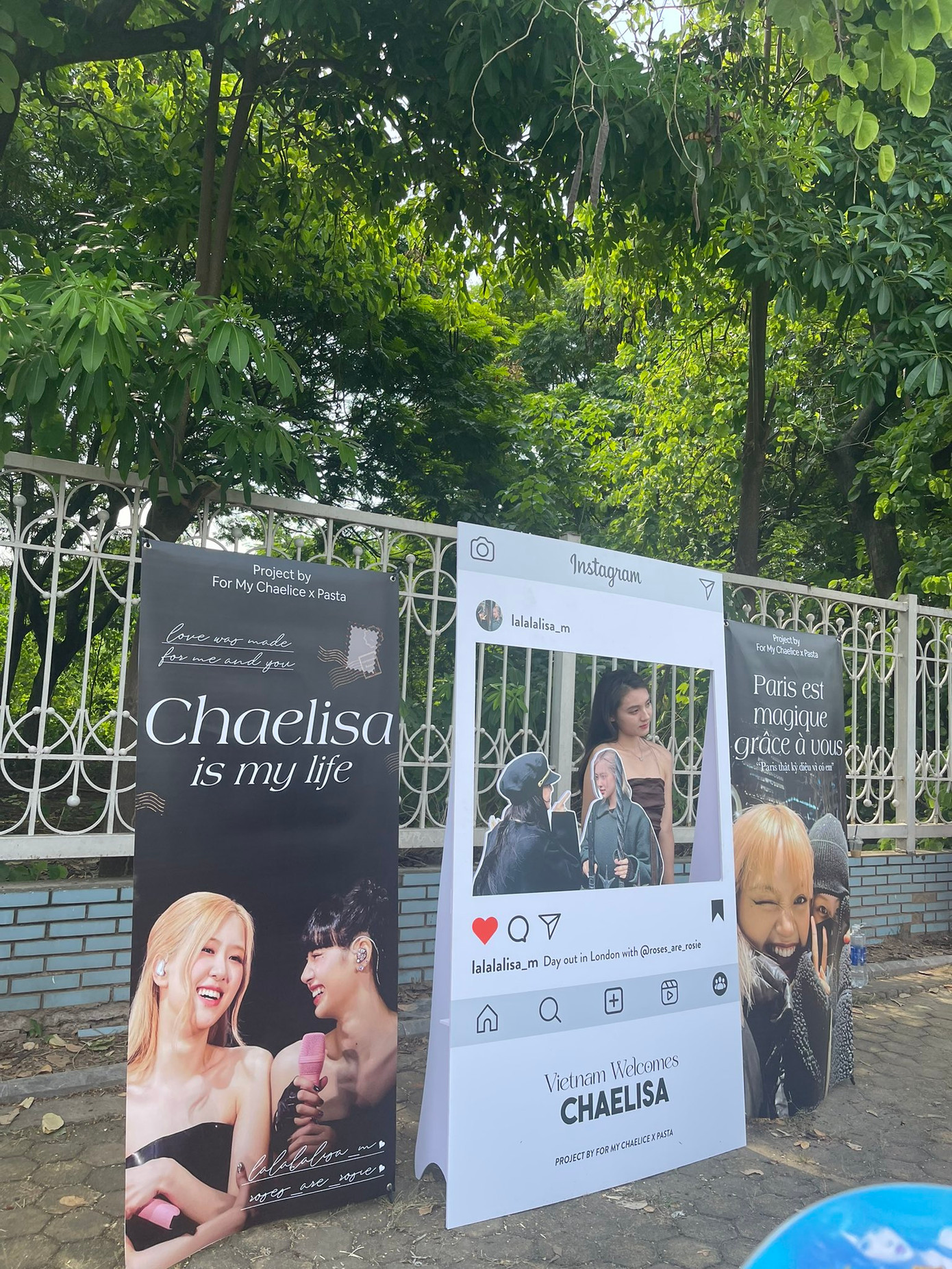 Từ các quầy thức ăn, backdrop &quot;sống ảo&quot; từ các hội nhóm, fanpage lập ra trước cổng sân Mỹ Đình...