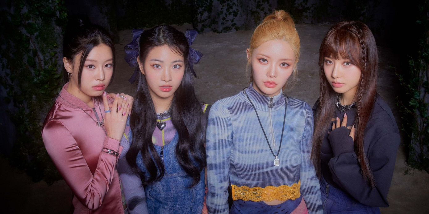 (Từ trái qua) 4 thành viên của FIFTY FIFTY bao gồm giọng hát chính Sio, em út Aran, rapper Keena và trưởng nhóm Saena. (Từ trái qua) 4 thành viên của FIFTY FIFTY bao gồm giọng hát chính Sio, em út Aran, rapper Keena và trưởng nhóm Saena.