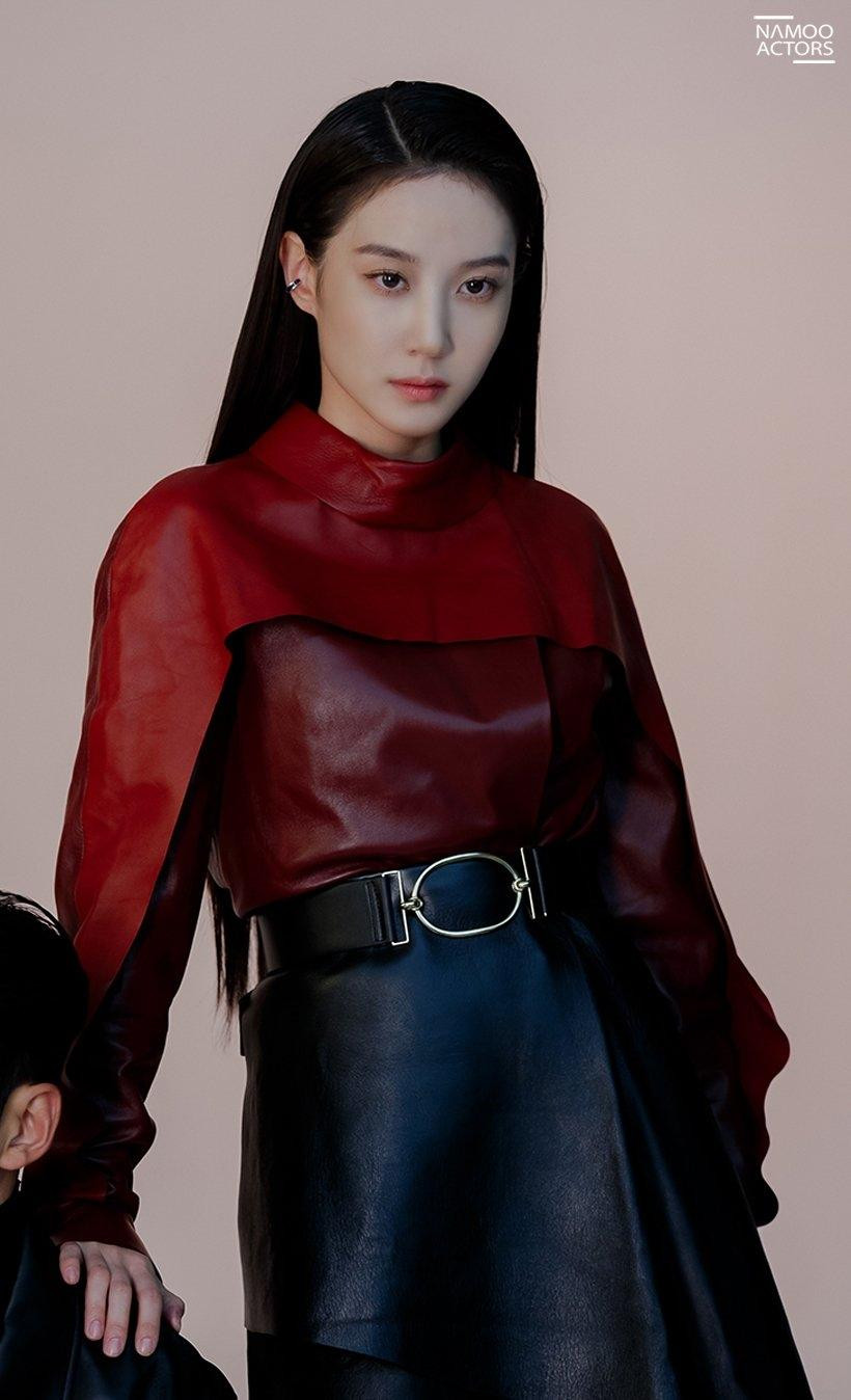 Làn da sáng, ngũ quan "nét nào ra nét ấy" cùng mái tóc đen nhánh chính là "vũ khí tối thượng" giúp cô nàng đốn tim người hâm mộ. Làn da sáng, ngũ quan "nét nào ra nét ấy" cùng mái tóc đen nhánh chính là "vũ khí tối thượng" giúp cô nàng đốn tim người hâm mộ.