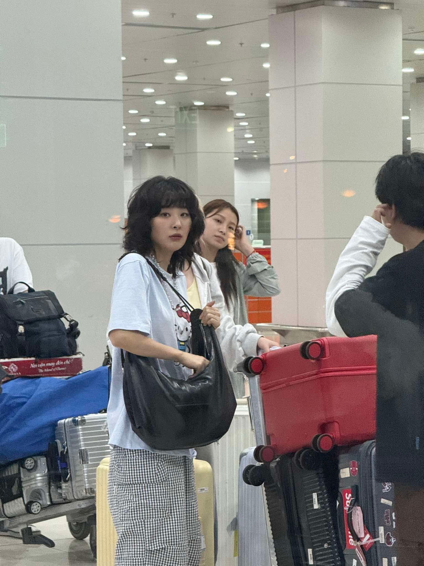 Vẻ mặt đúng chuẩn "gấu ngơ" của Seulgi khi bắt gặp ống kính của fan. Nguồn: @Mony Vẻ mặt đúng chuẩn "gấu ngơ" của Seulgi khi bắt gặp ống kính của fan. Nguồn: @Mony