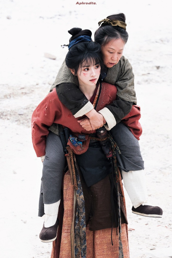 Một số hình ảnh khác của phim trường Trục Ngọc cho thấy Điền Hi Vi cũng nhẹ nhàng cõng các diễn viên khác.