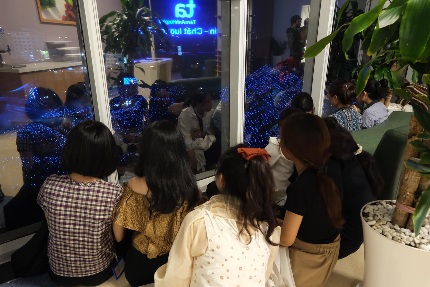 Hình ảnh chăm chú xem của mọi người trong bệnh viện thu về lượt tương tác "khủng". Hình ảnh chăm chú xem của mọi người trong bệnh viện thu về lượt tương tác "khủng".