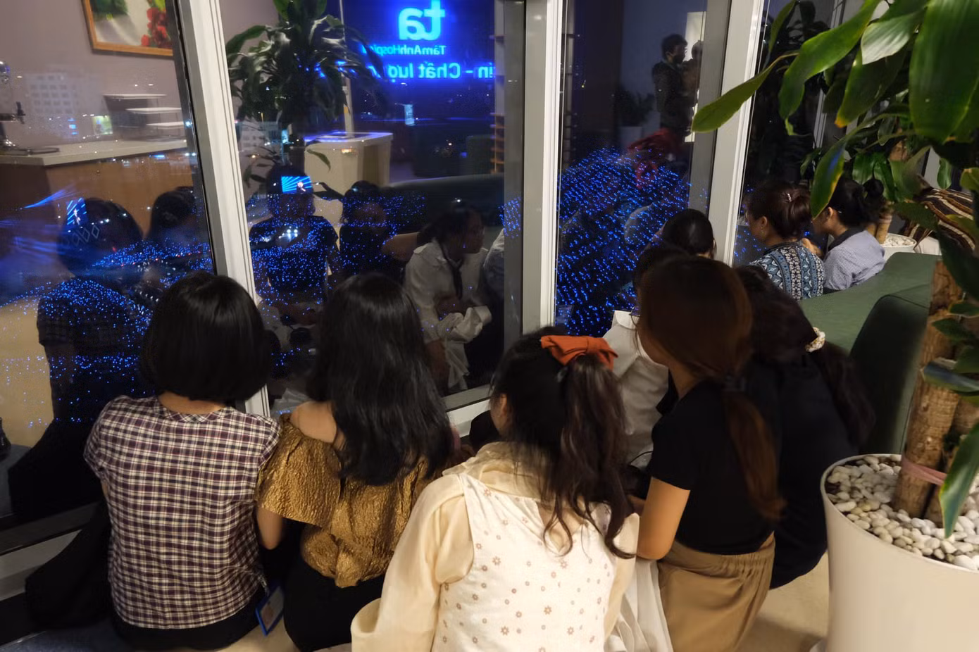 Hình ảnh chăm chú xem của mọi người trong bệnh viện thu về lượt tương tác "khủng".