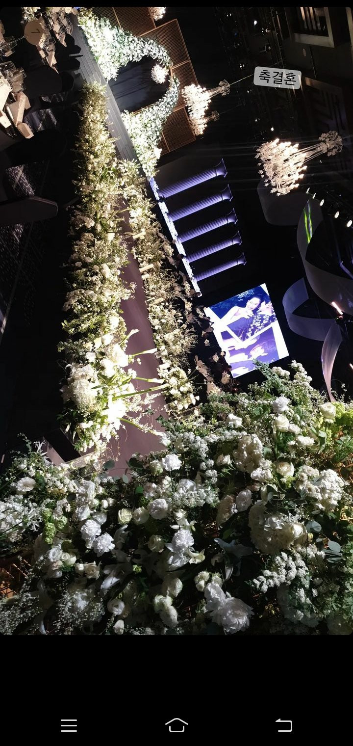 Bên cạnh sân khấu chữ T và mái vòm trải đầy hoa, phần đèn chùm pha lê tráng lệ và các họa tiết cột đá cổ điển cũng khiến nhiều netizen xuýt xoa vì sự lộng lẫy, rực rỡ của lễ đường. Bên cạnh sân khấu chữ T và mái vòm trải đầy hoa, phần đèn chùm pha lê tráng lệ và các họa tiết cột đá cổ điển cũng khiến nhiều netizen xuýt xoa vì sự lộng lẫy, rực rỡ của lễ đường.