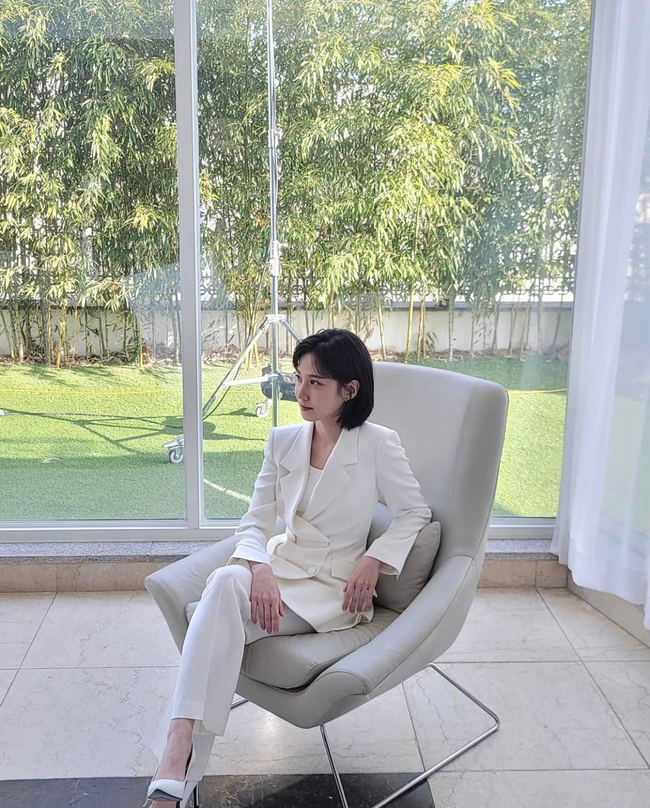 Một Park Eun Bin thanh lịch, đơn giản với bộ vest trắng khiến người hâm mộ "đổ đứ đừ". Một Park Eun Bin thanh lịch, đơn giản với bộ vest trắng khiến người hâm mộ "đổ đứ đừ".